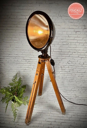 Lastwagenlampe auf antikem Holzstativ
