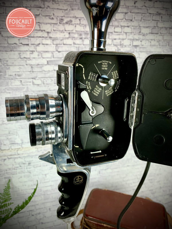 Filmkamera Bolex Paillard B8 auf Stativ