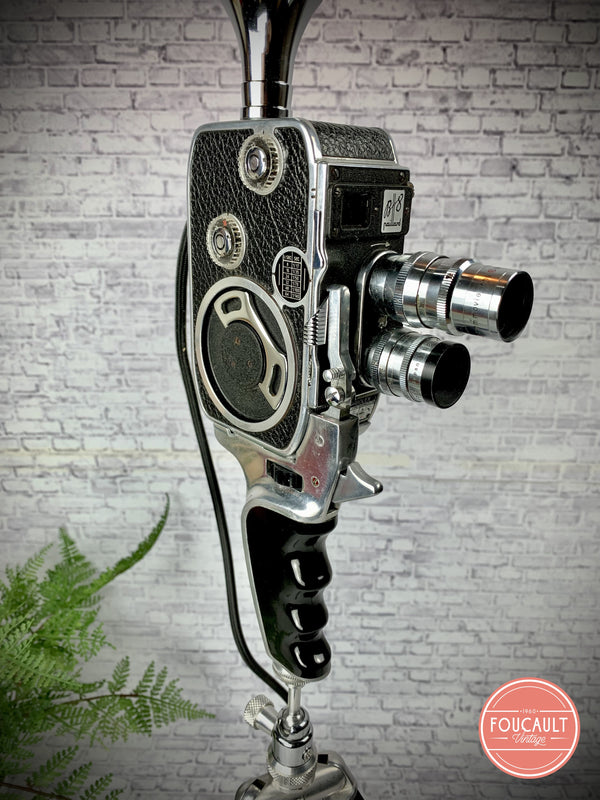 Filmkamera Bolex Paillard B8 auf Stativ